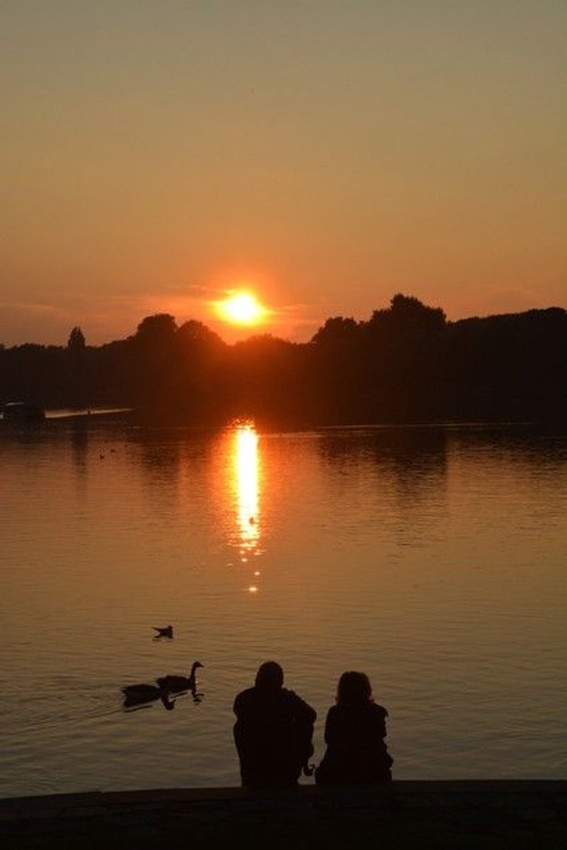 Paar am Aasee bei Sonnenuntergang