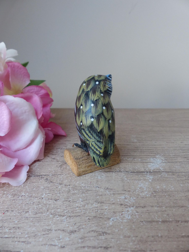 Ancienne petite chouette figurine en bois sculptée sur socle peint main Vintage, Cadeau chouette porte-bonheur décoration bureau campagne