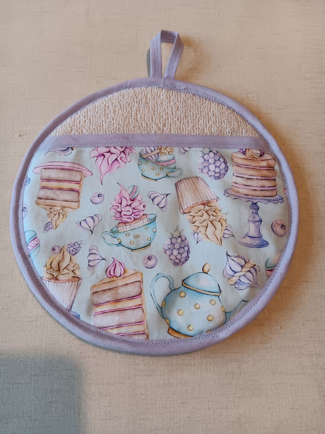 Round Hot Pot Grab Mat Three Wishes Tea and cakes Cotton Fabric with heat resistant filling and cream towelling 