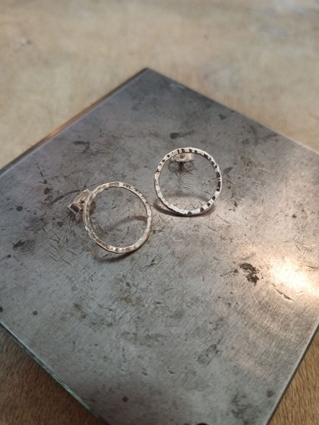 Boucles d&#039;oreilles, cercles martelés