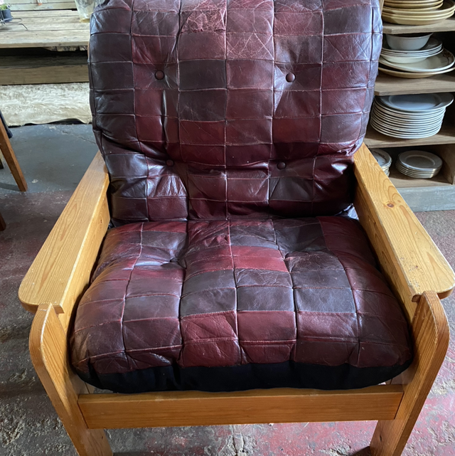 Fauteuil en sapin et assise cuir