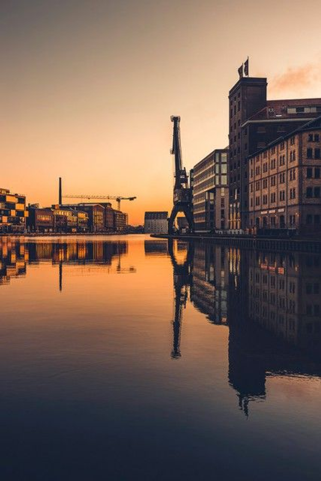 Stadthafen im Spiegel
