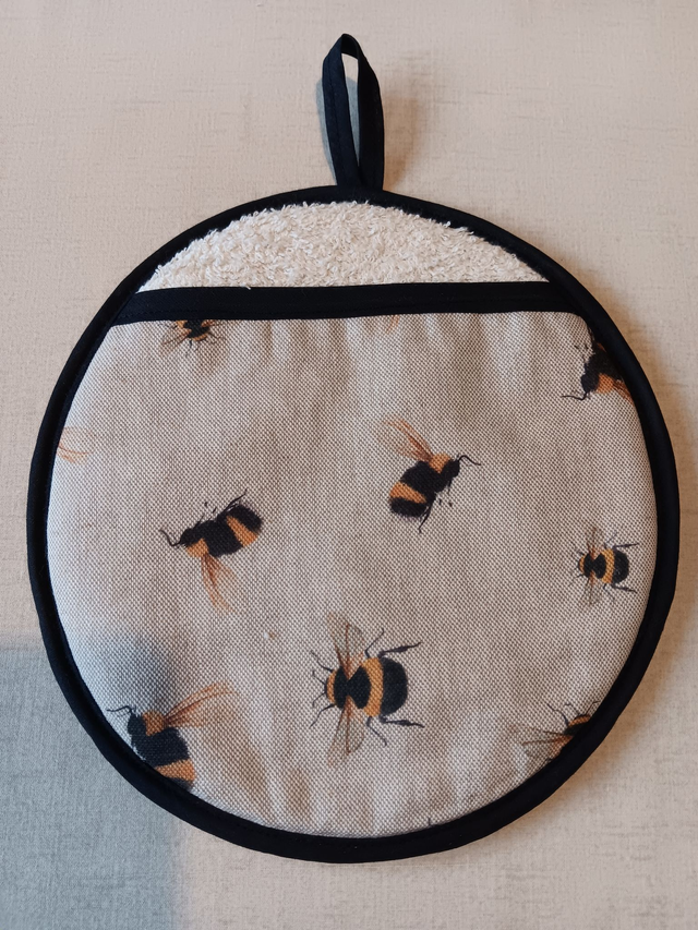 Round Hot Pot Grab Mat in Bees Print Fabric heat resistant wadding filling and hanging loop 