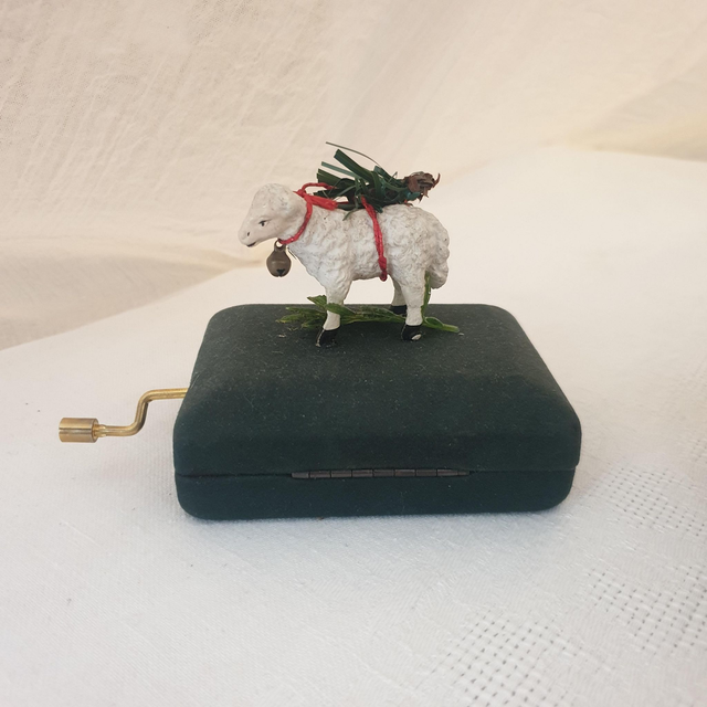Petit agneau - boîte à musique à manivelle - pièce unique 