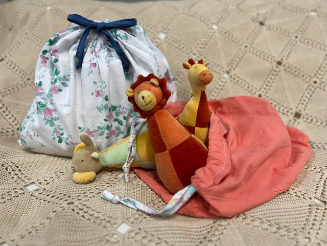 Pochon couleur uni avec cordon multicolore ( 5 articles )