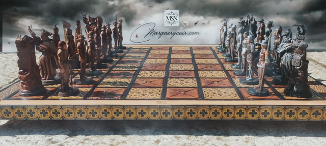 Jeu d&#039;échecs médiéval XVème siècle en cuir repoussé doré