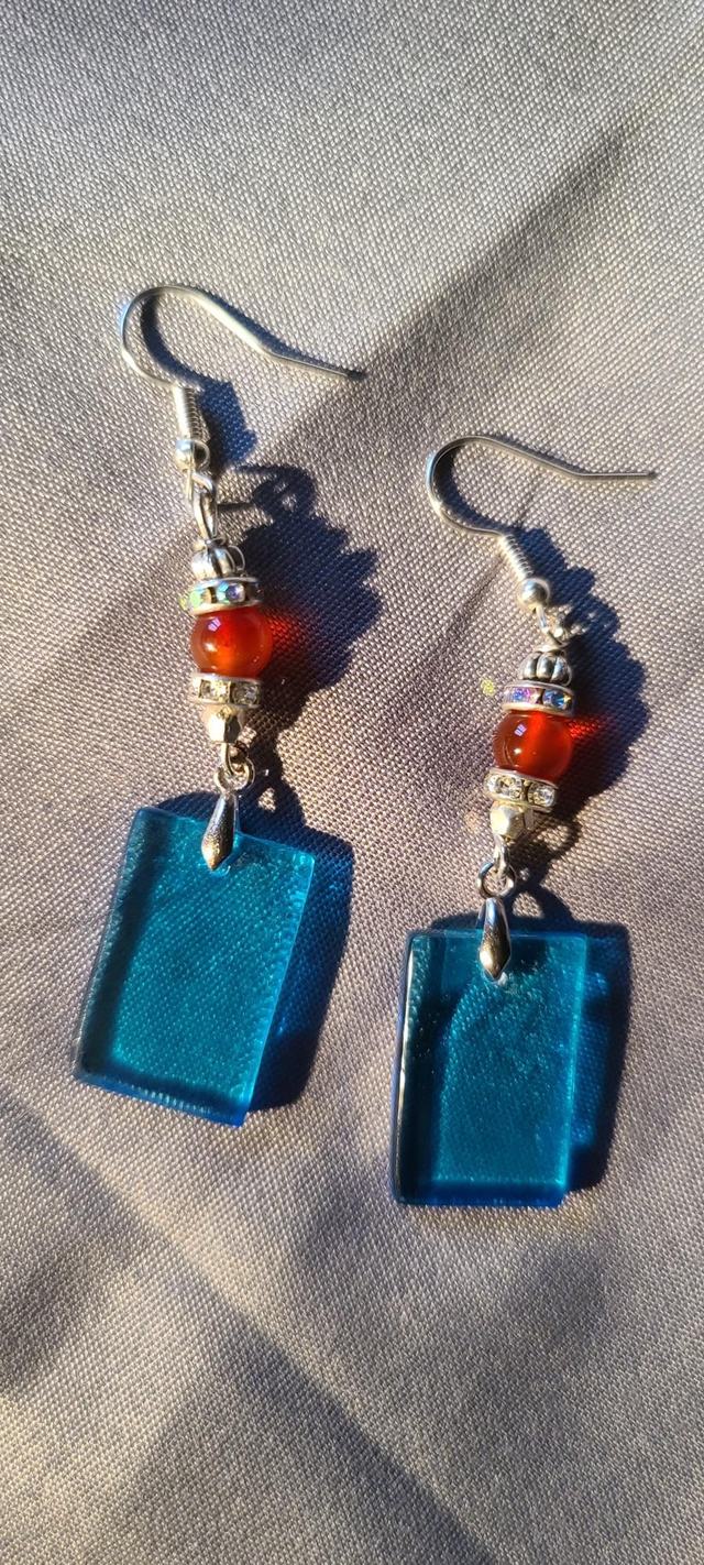 Boucles d&#039;oreilles en verre bleu. 