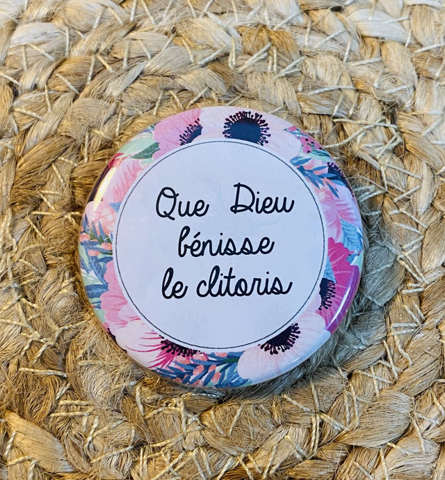 Badge &quot;pour les meufs&quot; Que Dieu bénisse le clitoris