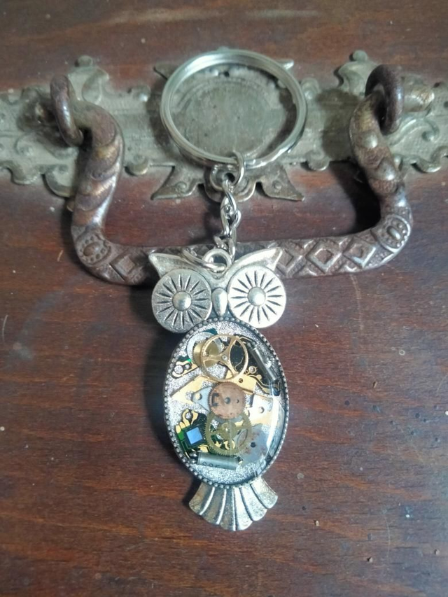 Porte clé forme hibou couleur argent inspiration steampunk 