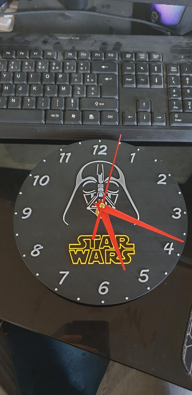 Horloge  starwars  aiguille rouge