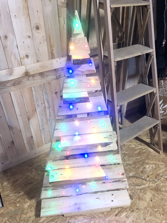 Sapin plat en bois de palette avec guirlande (sur commande)