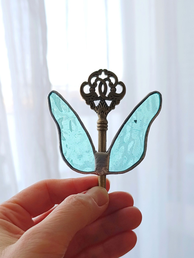 🗝️ Clé volante féerique "Gaia" en vitrail