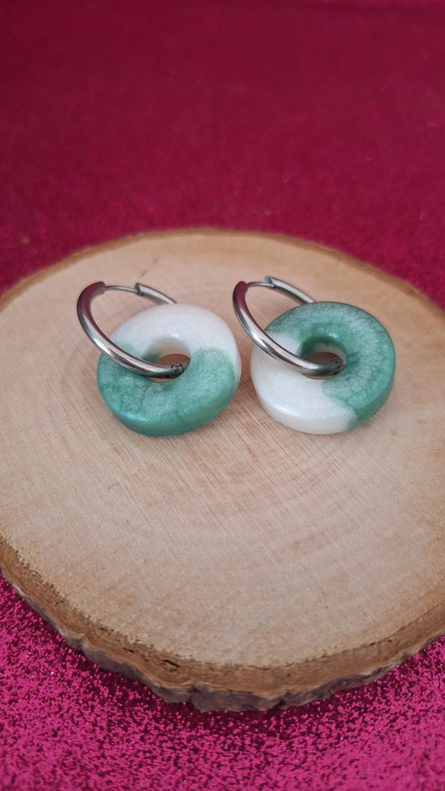 Boucles d&#039;oreilles argentées donuts verts/blancs