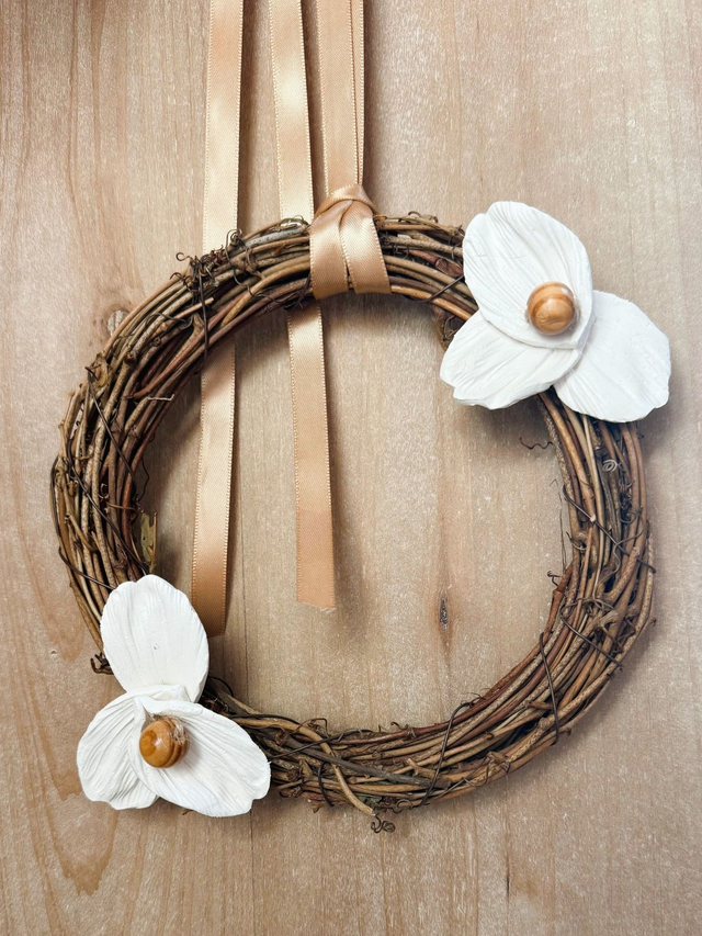 Couronne décorative murale en sarments &amp; pétales de fleurs en argile