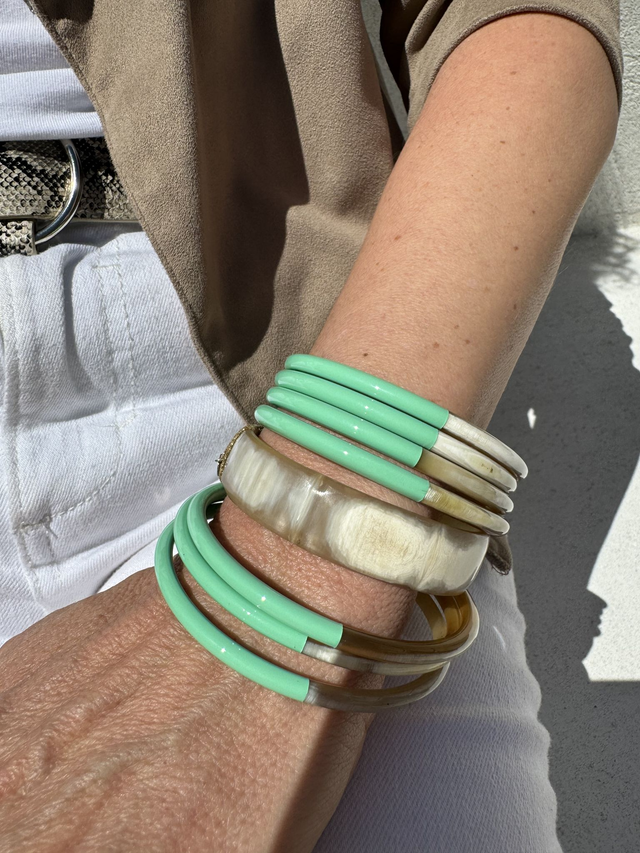Le Bracelet Corne de buffle Vert d&#039;eau laqué en couleur, moitié naturelle   