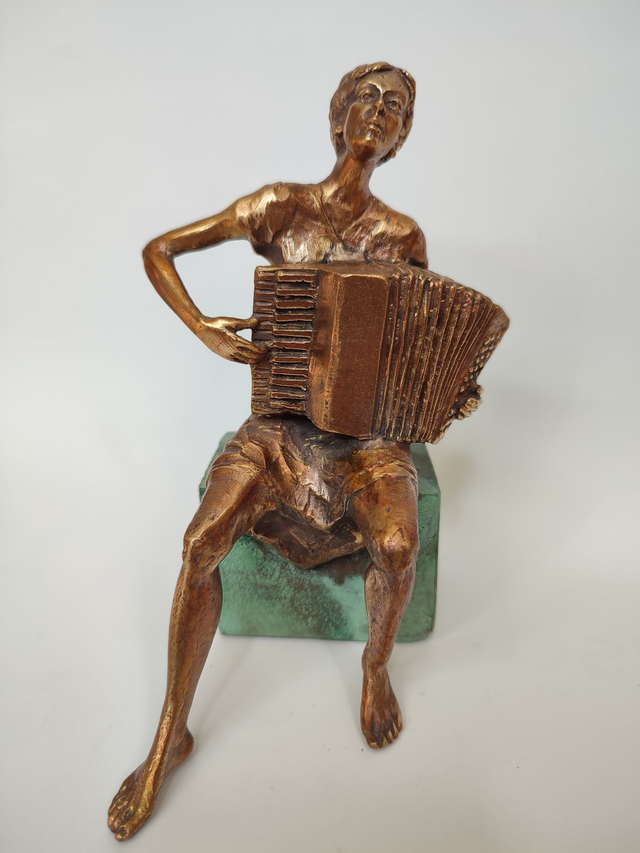 Akordeonistka, 16x10x12 brąz unikat 2023