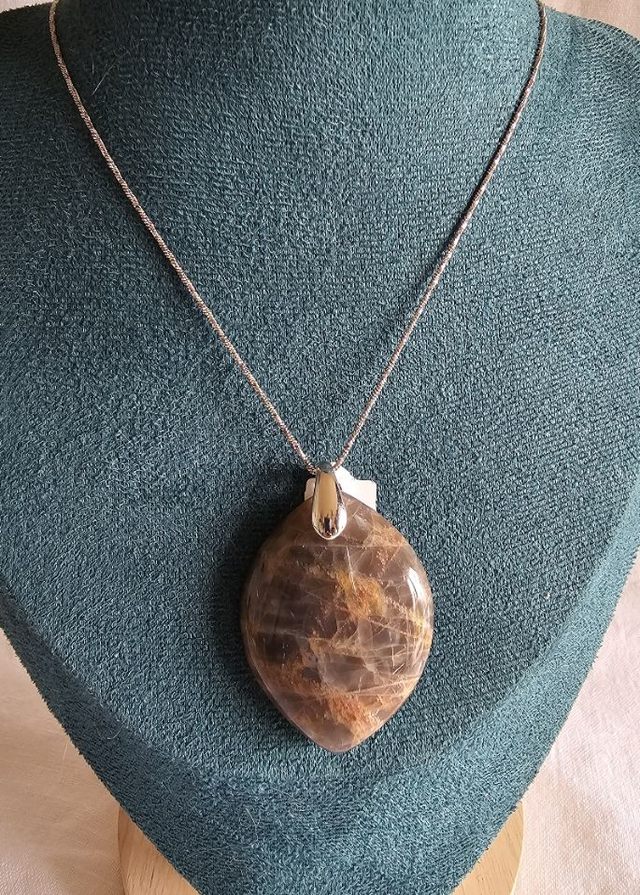 pendentif pierre lune noire