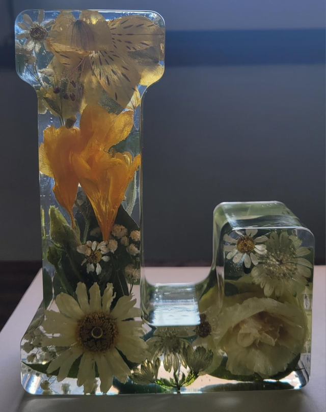 Lettre géante en résine époxy inclusions fleurs (à fournir, séchage compris) couleur unie transparente de 15,5cm