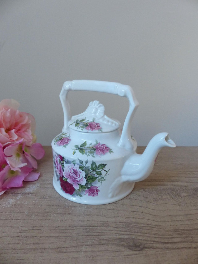 Théière romantique Vintage Arthur Wood – Élégance Made in England – Décor floral de roses rouges– Idée cadeau ou décoration cottage chic