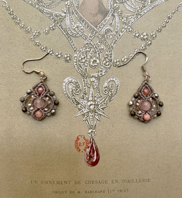 Boucles d&#039;oreille en macramé et perles roses et grises