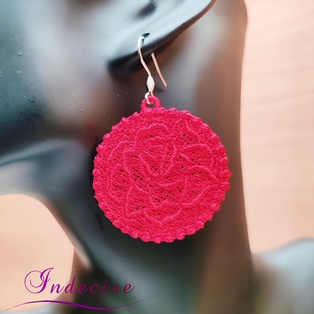 Boucles d'oreilles rouge, broderie en machine forme de rose - Création Indecise