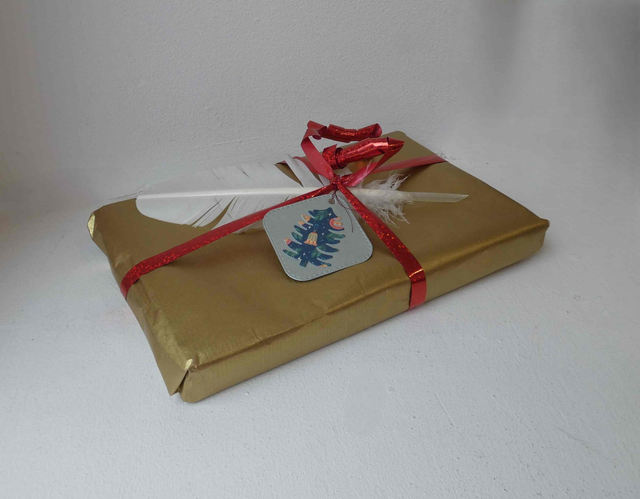 étiquettes cadeaux rondes et carrées argentées et dorées avec sapin