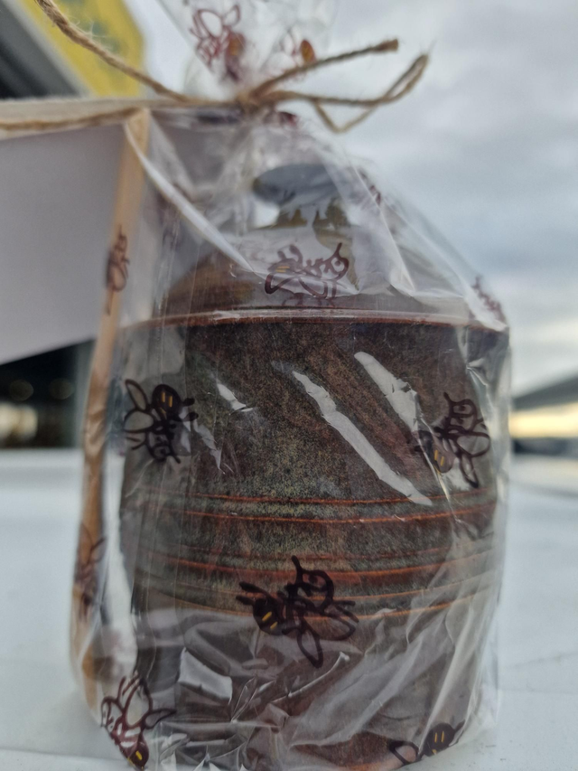 Håndlaget keramikk med honning