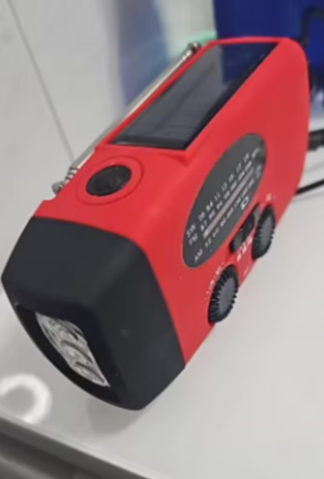 Draagbare FM / AM noodradio op zonne energie met zaklamp