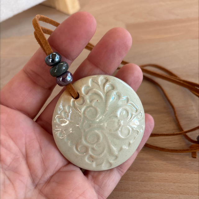 Collana ciondolo con rilievi