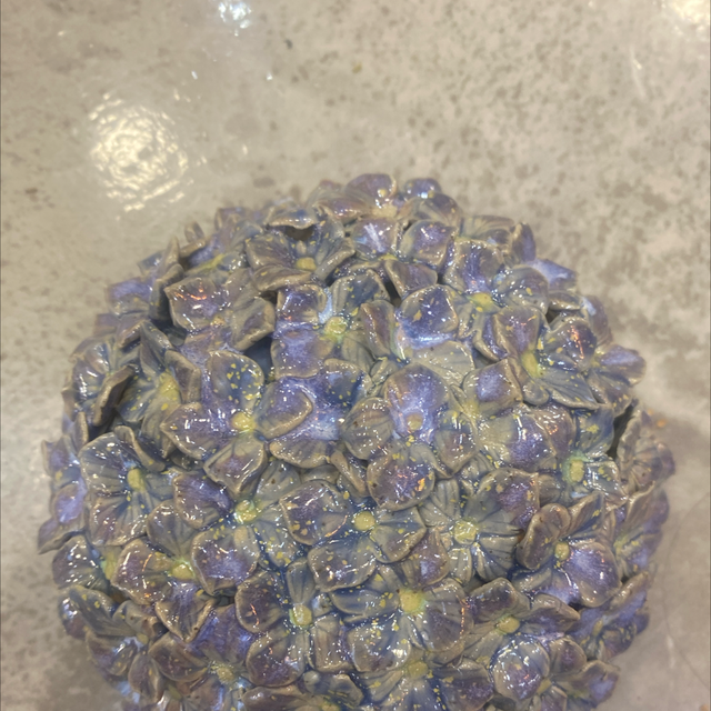 Blå Hortensia relief/dekoration Ø14 fra CHARLOTTESCLAYGROUND