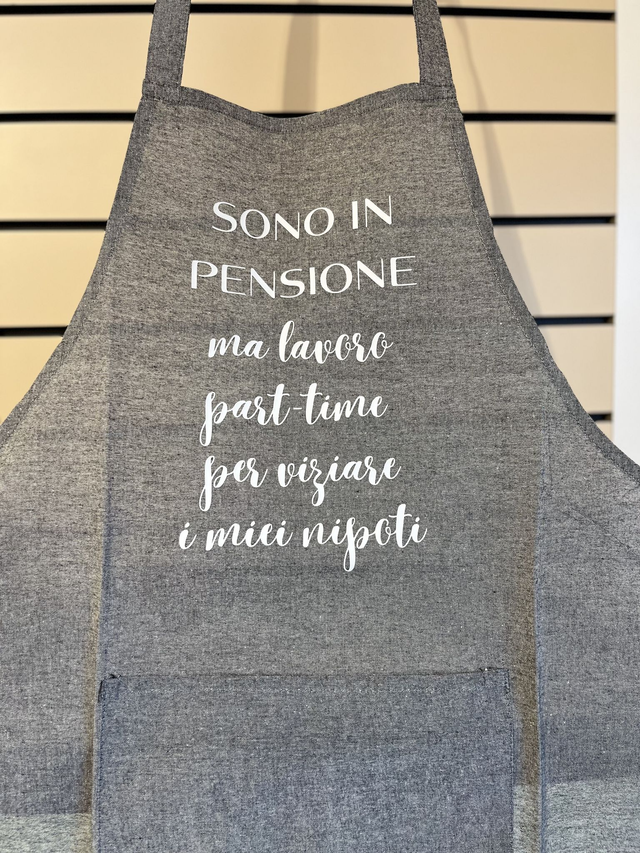 Grembiule "Sono in pensione ma lavoro partime per viziare i miei nipoti"