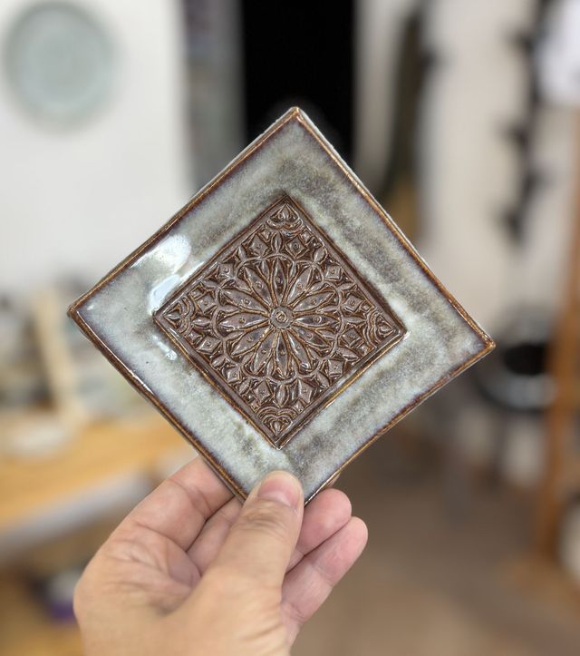 Piattino quadrato con stampo centrale