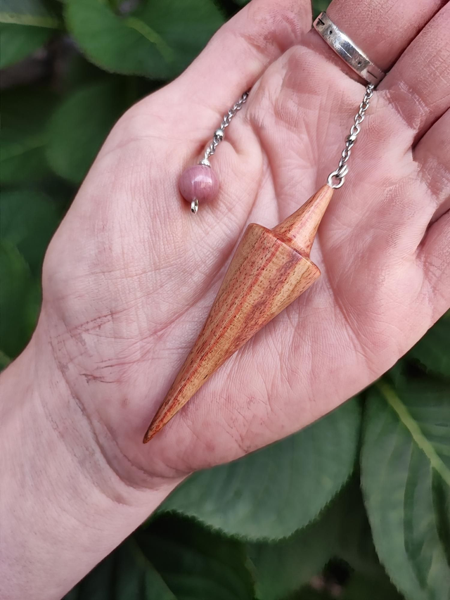 Pendule en Bois de Rose, Perle de Rhodonite et Chaînette en Acier Inoxydable 