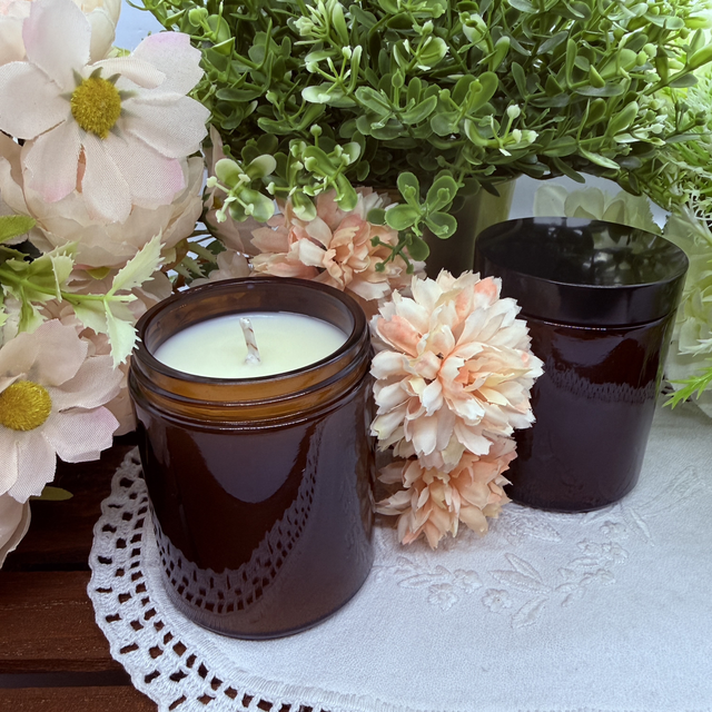 Vela de Magnólia e Ameixa Japonesa [Frasco Ambar]