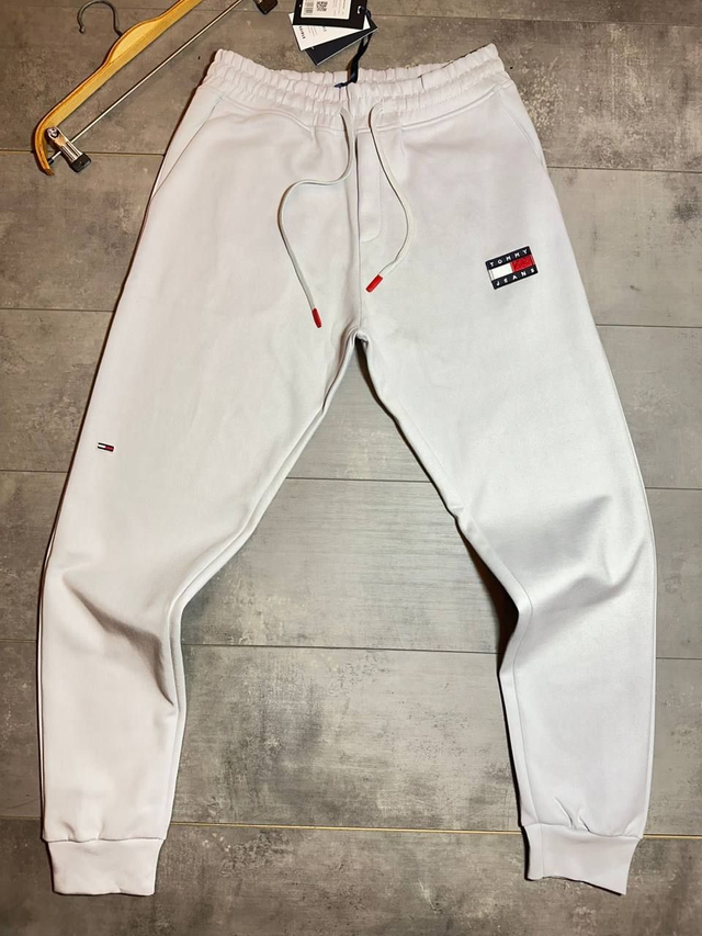 Tommy Jeans sporta bikses ar izšūtu logo