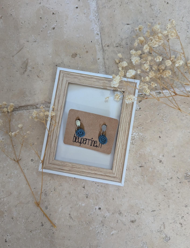 Boucles d'oreille clous bleu gris 