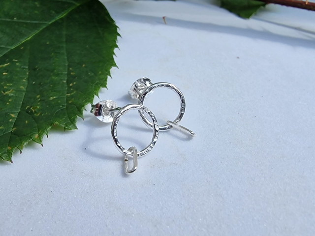 Halo hammered 925 Silver 9mm round ring stud earrings with 1 x Smooth silver paperclip link element. Butterfly backs. 1 x Pr