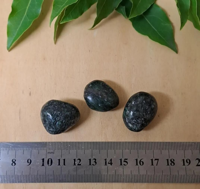 MICA GREEN CHROMIC TUMBLESTONE 