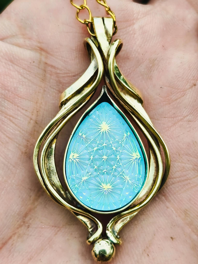 Pendentif Talisman « Christ'al » – Laiton Doré & Cristal Turquoise