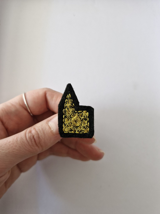 Broche cathédrale dorée