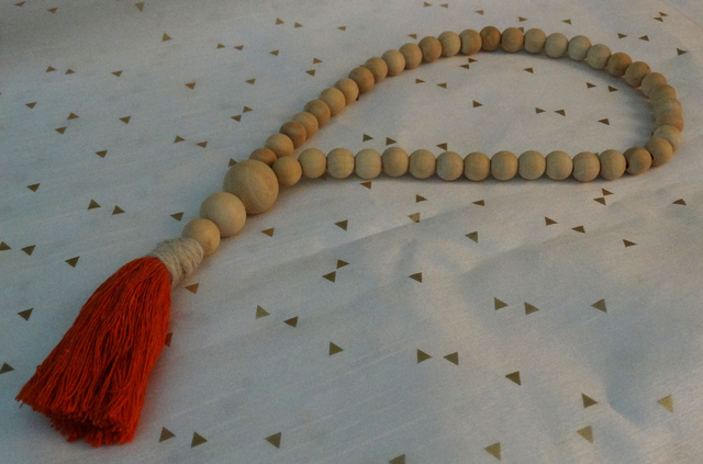 GUIRLANDE de perles en bois et pompon