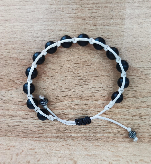 Bracciale a filo chiaro  con perline nere