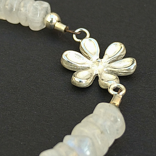 Armband zilveren bloemen met maansteen