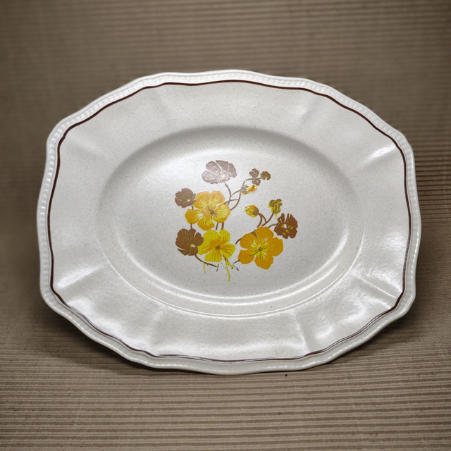 Kensington Ironstone | Geschulpte ovale schaal (lengte 31 | breedte 24,5 | hoogte 3 cm) crème met bruine bies oker Bloemmotief | Vintage