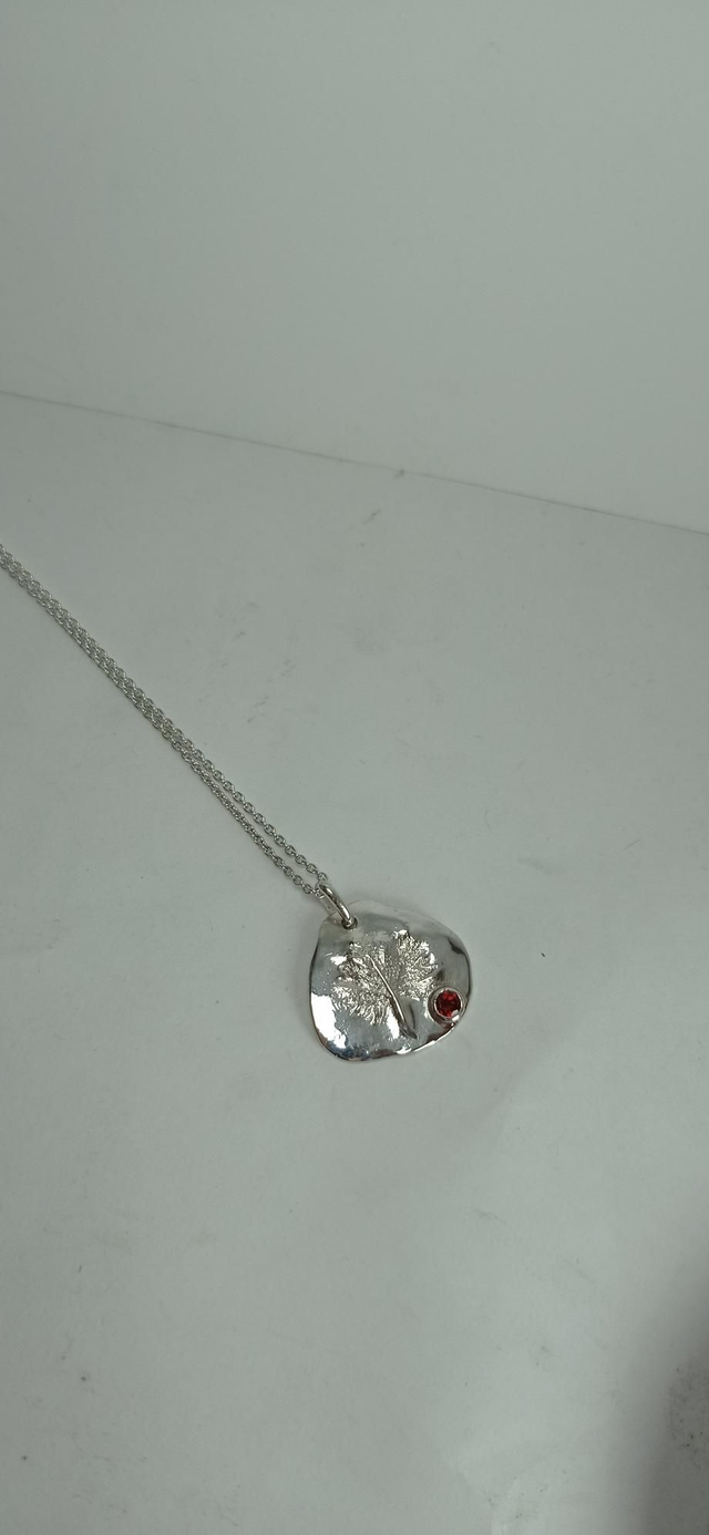 Pendentif argent feuille de vigne et grenat 