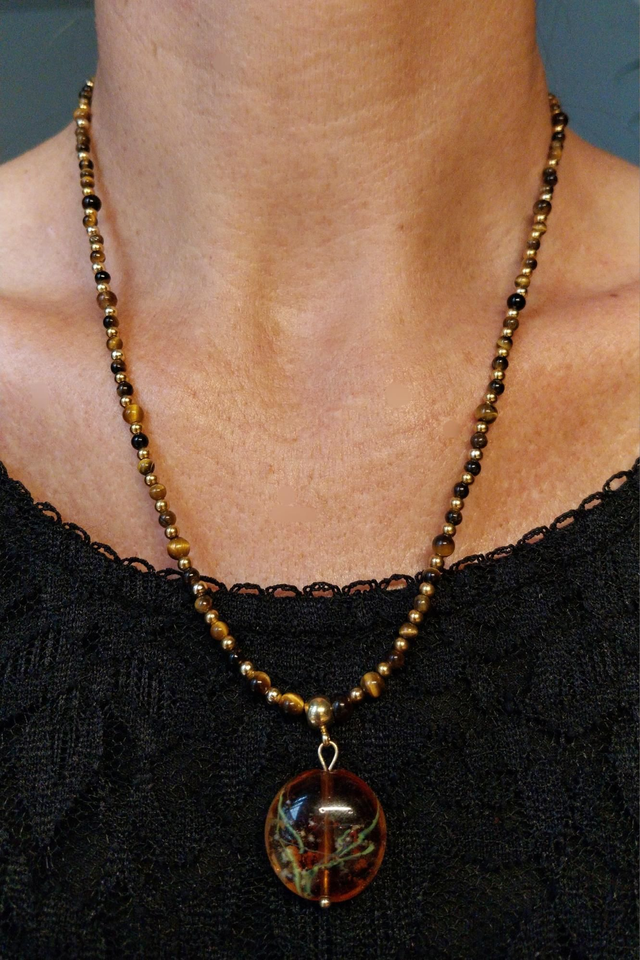 Collier Oeil de tigre, acier inoxydable plaqué or  et perle artisanale en verre 
