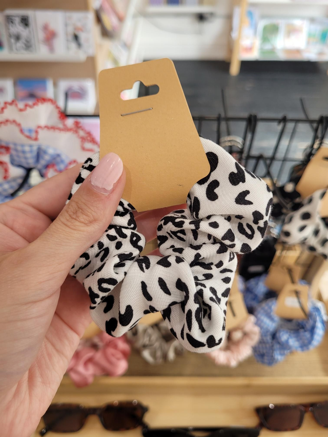 White and black leopard print single scrunchie - HE-010