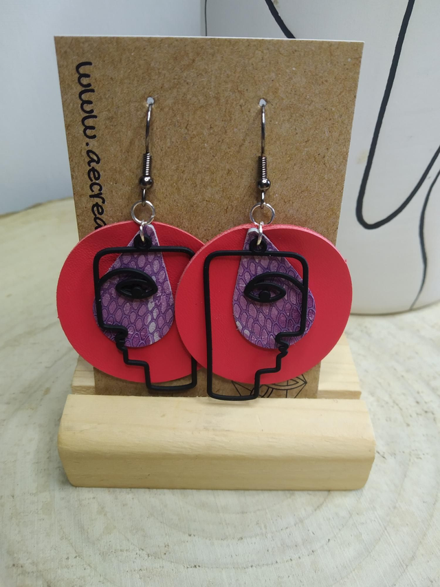 Boucles d&#039;oreilles line art cuir fushia violet 