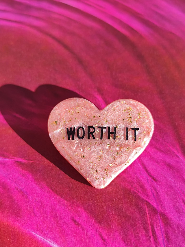Broche cœur à paillettes - message : WORTH IT