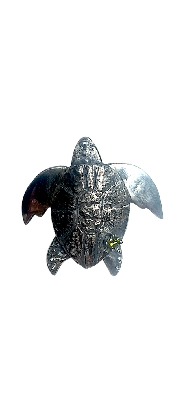 Turtle brooch with gemstone